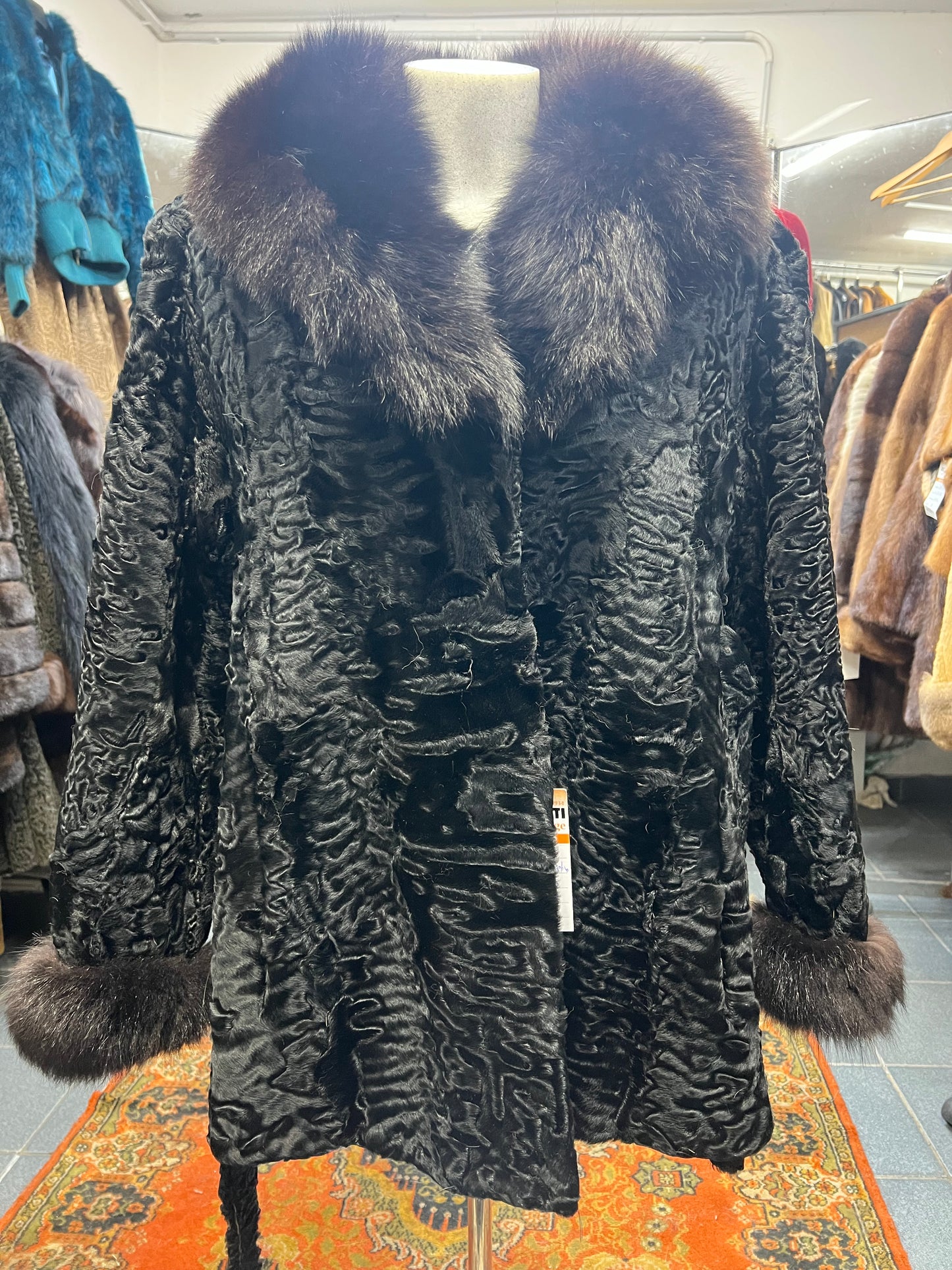 Persan con poignée et col de vison