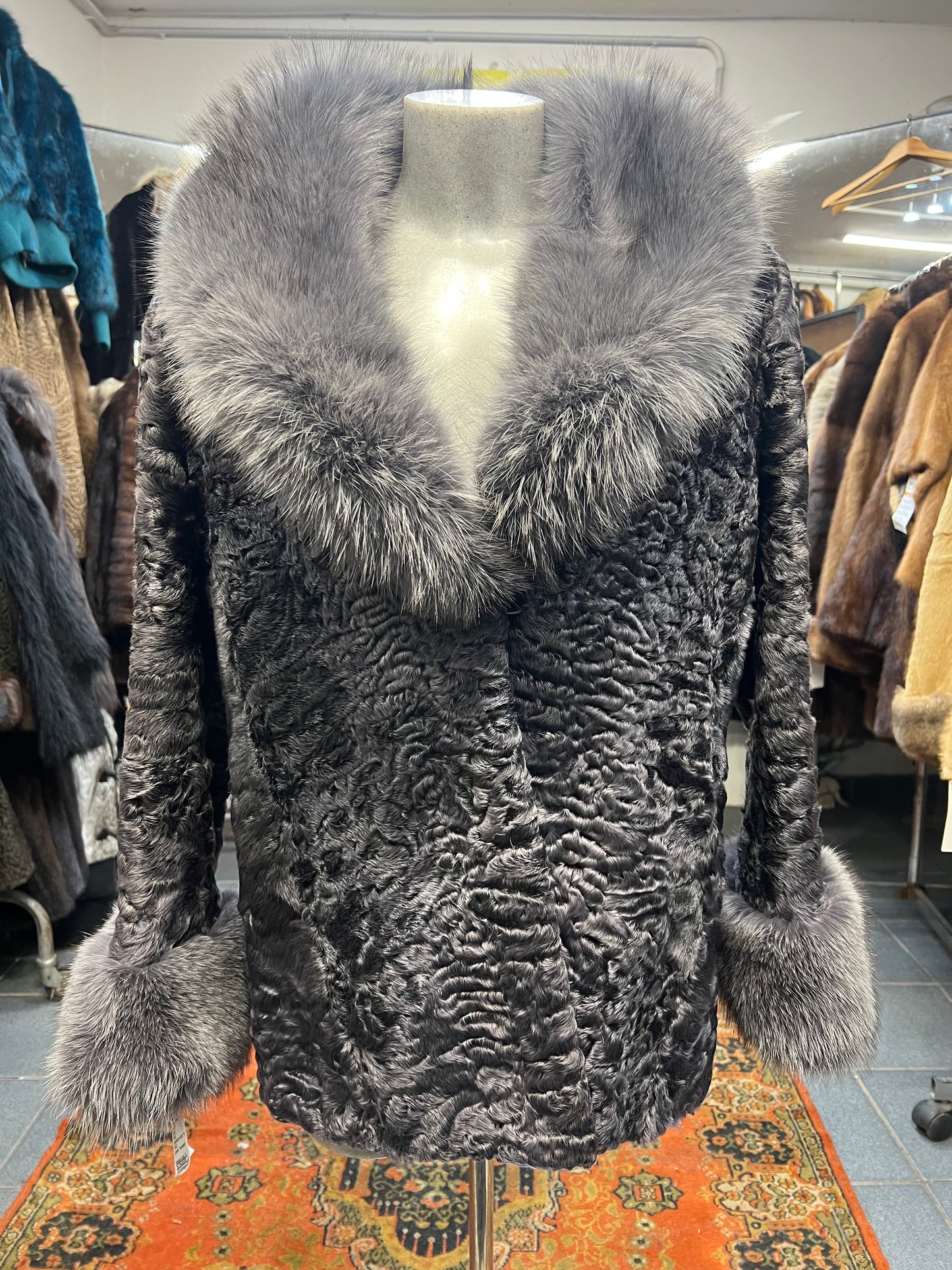 Manteau astrakan col et poignée en renard