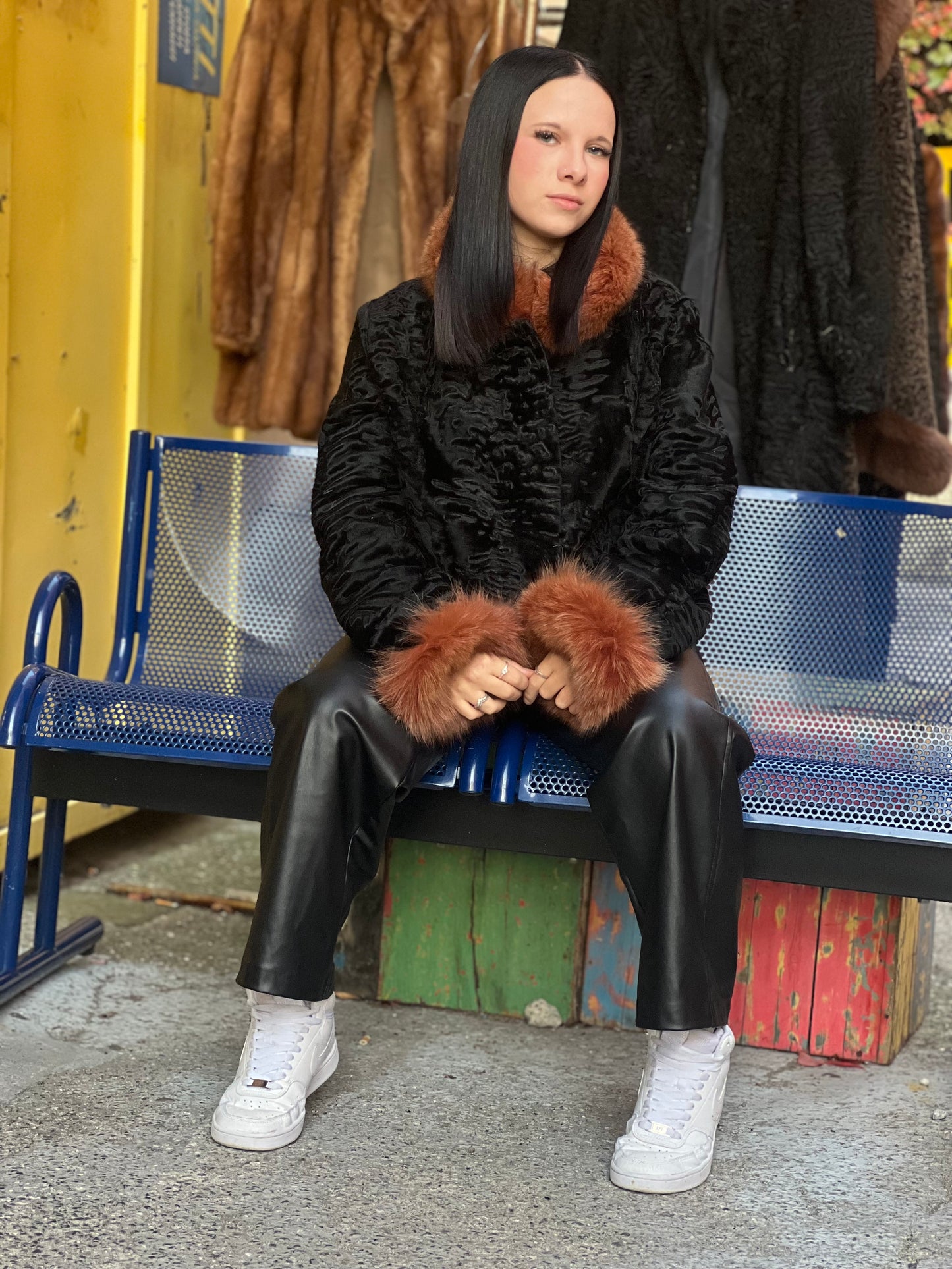 Cape Persan et Renard rose sur le col et le poignet