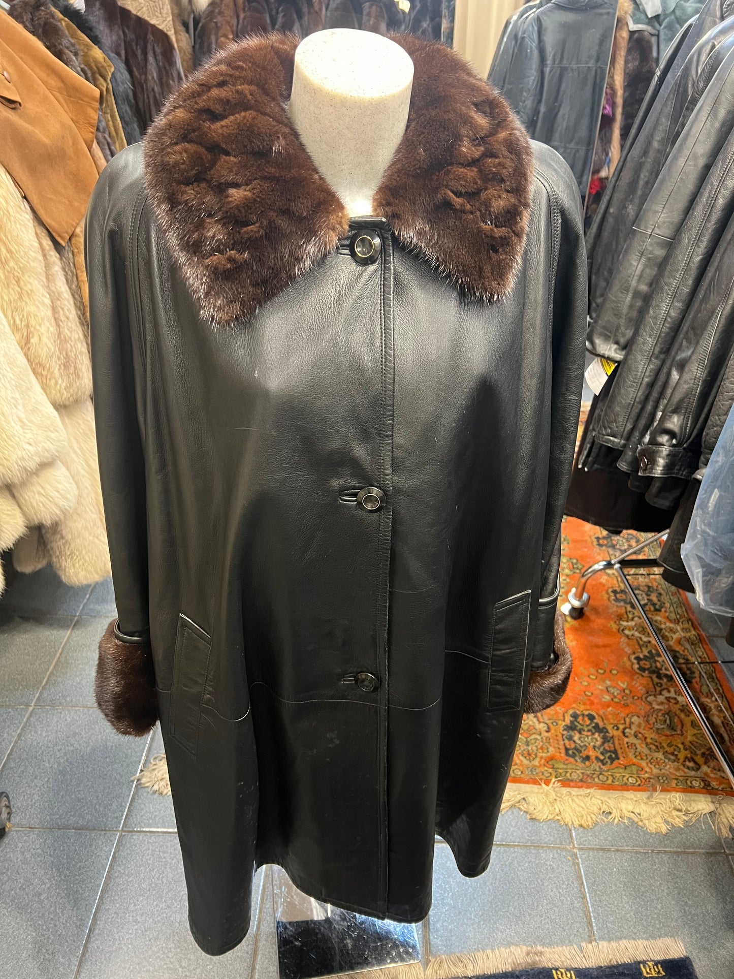 Manteau en cuir et fourrure de vison au col et poignée