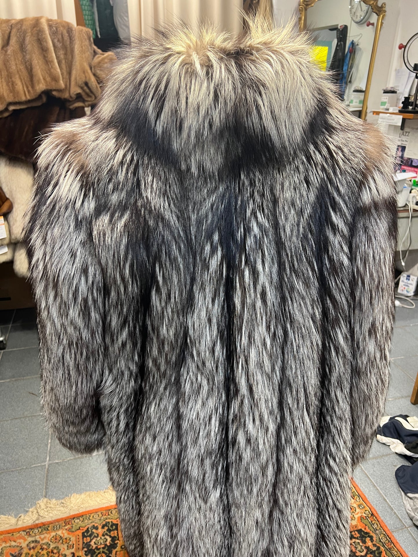 Manteau en fourrure de renard argenté