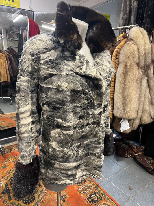 Cape astrakan col et poignée en vison