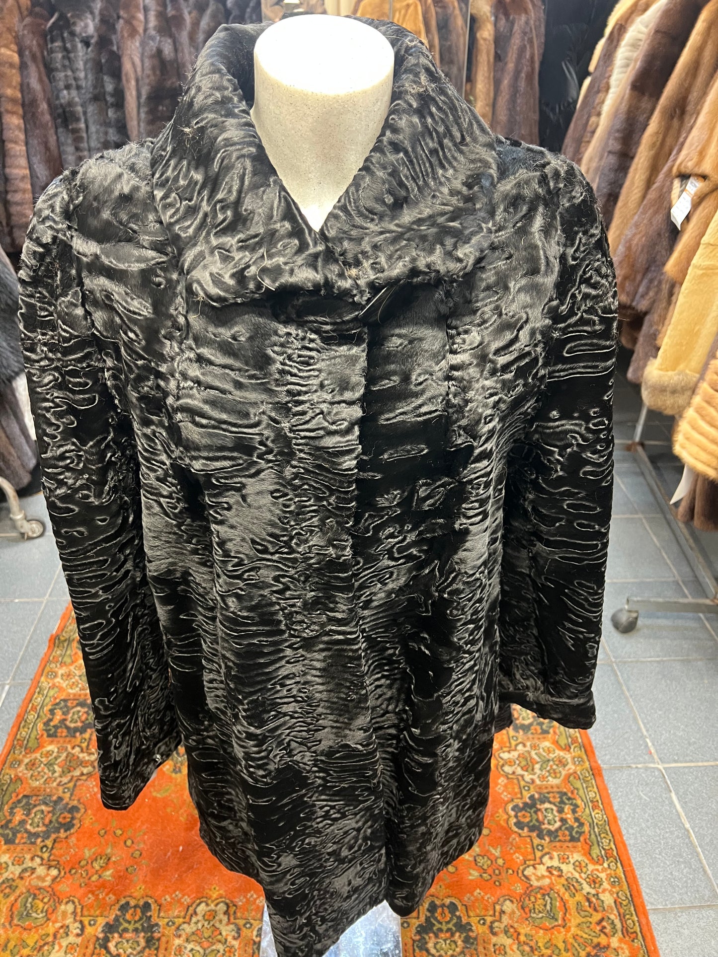 Manteau en fourrure astrakan ( Persan)