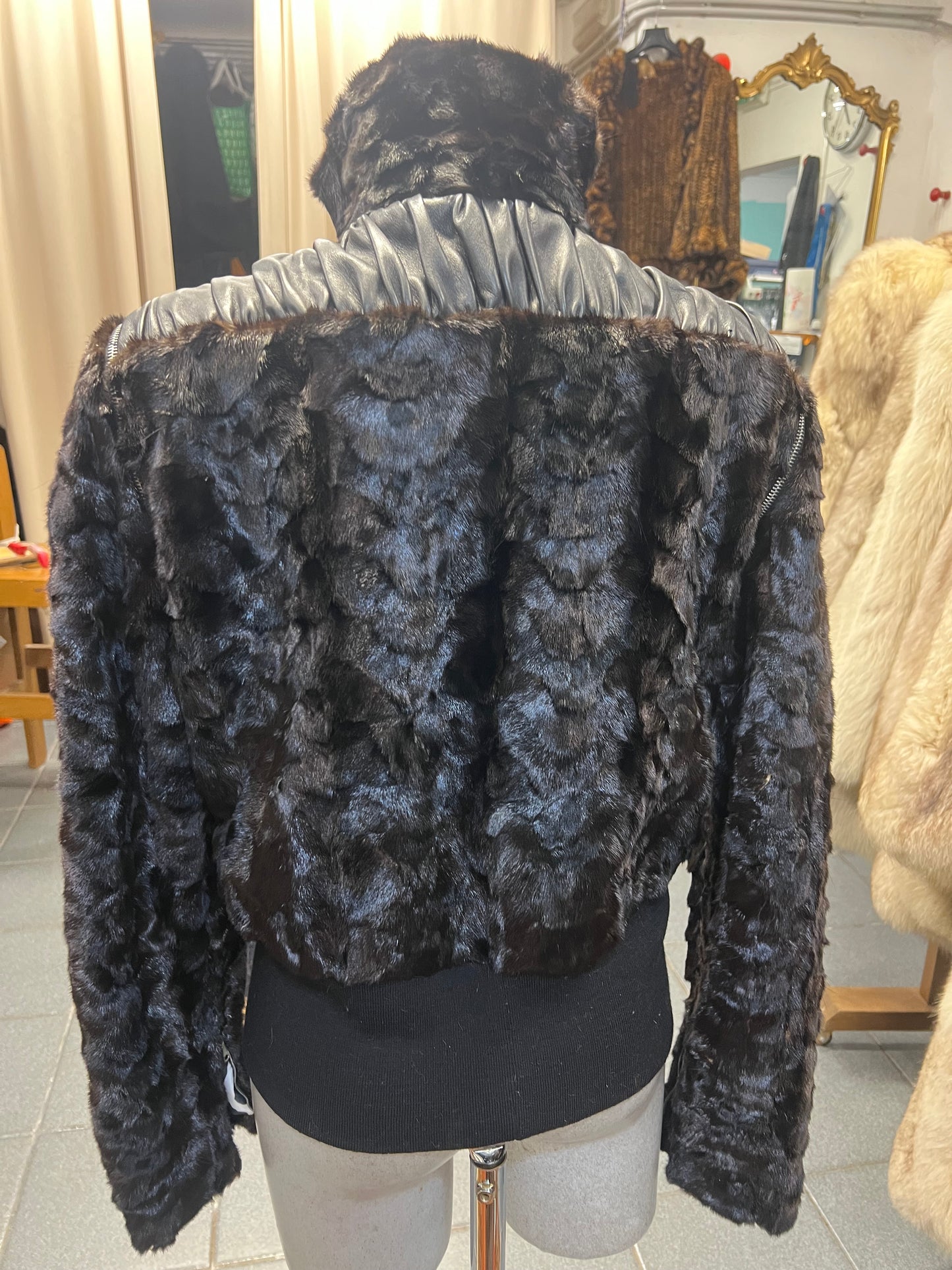 Cape de vison et cuir