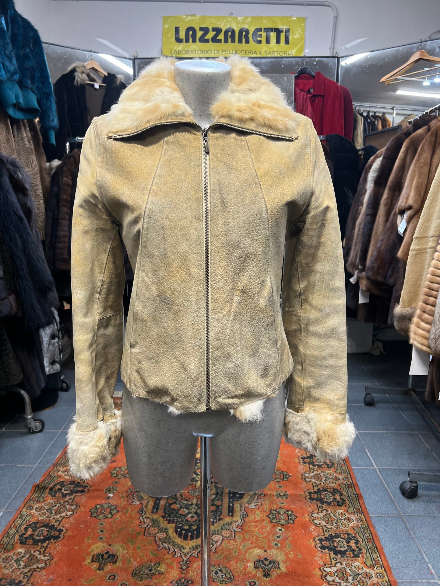 Cape vera pelle du doublure et poignée en fourrure