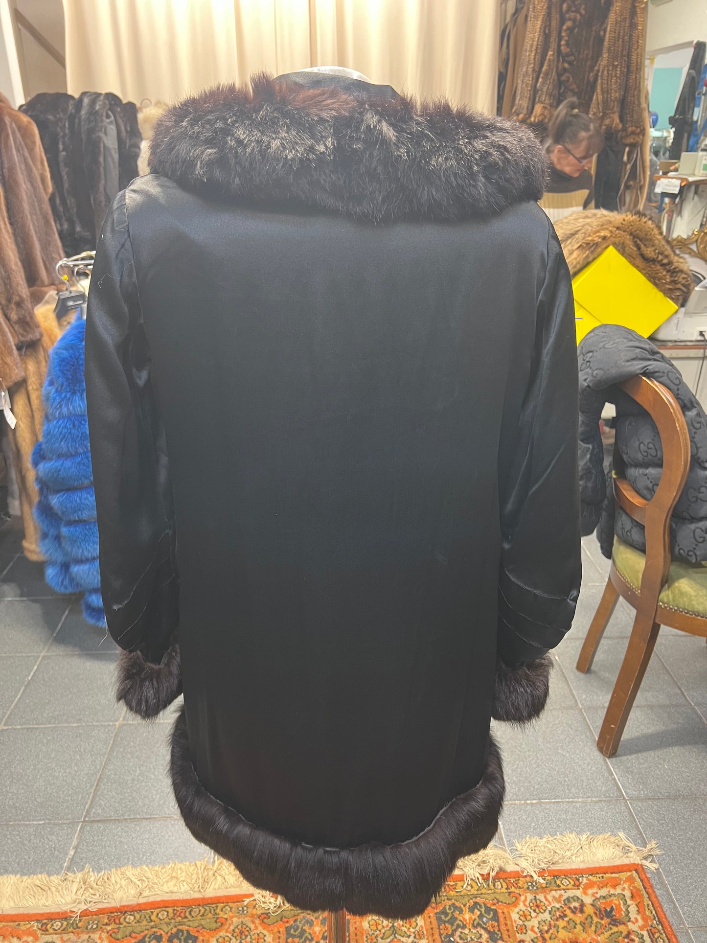 Veste en fourrure de renard sur le col, poignée et la taille