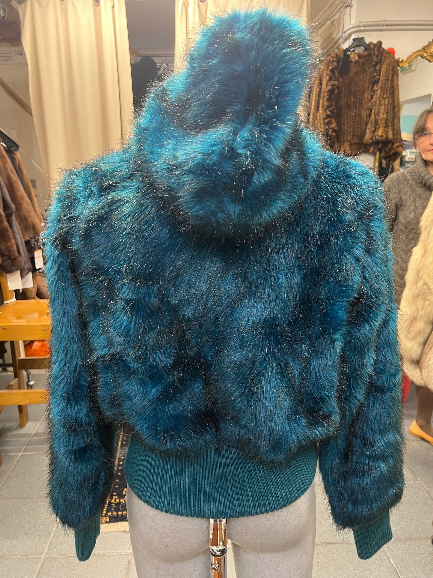 Cape avec capuche en fourrure écologique