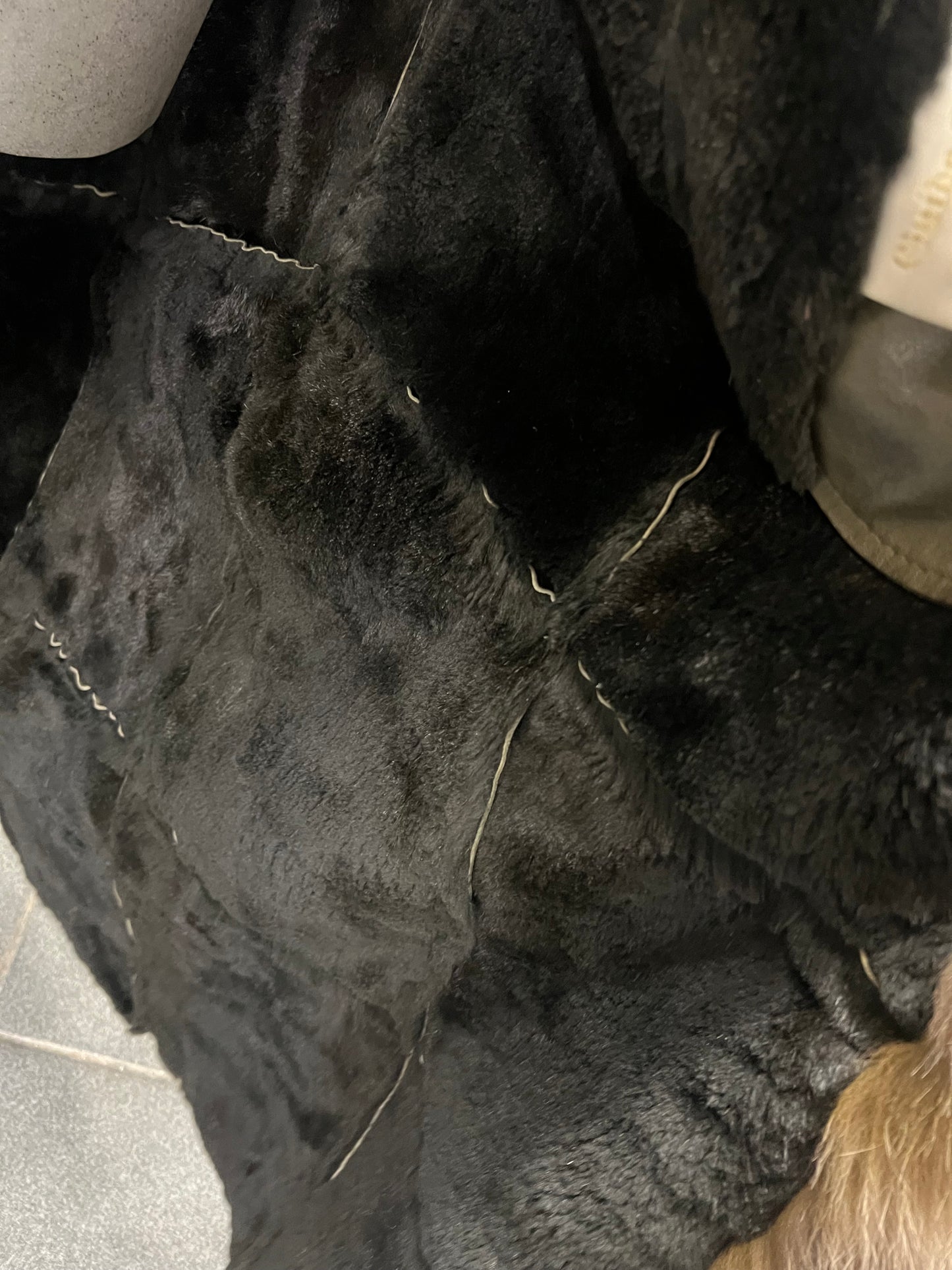 Manteau du bordure en fourrure de renard argenté