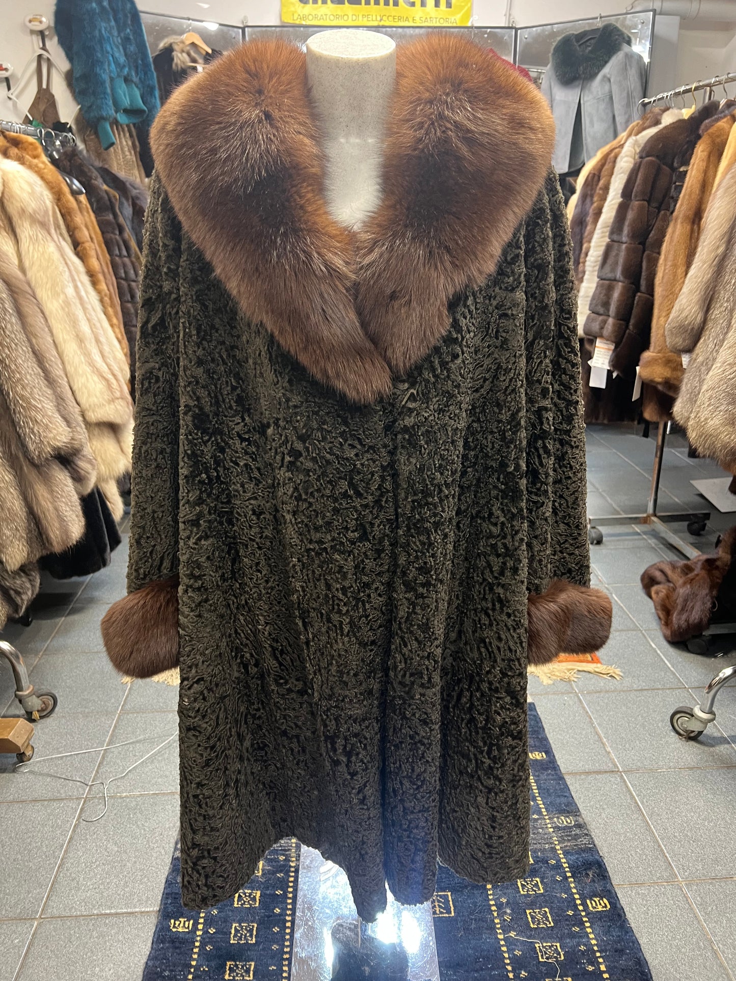 Manteau astrakan col et poignée en fourrure zibeline