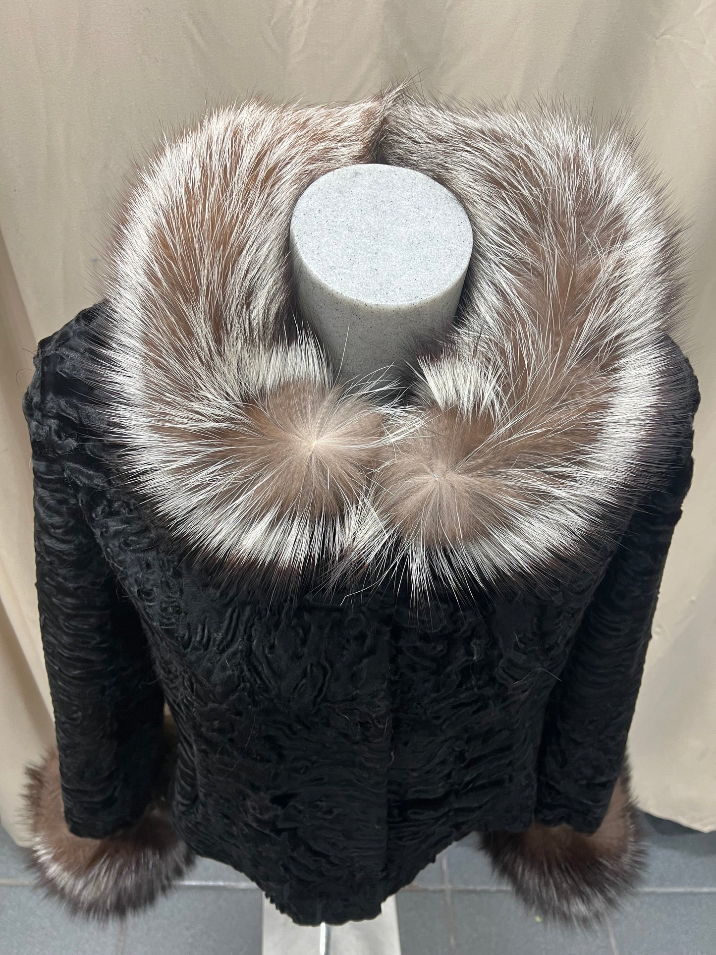 Renard sur le col et le poignet fourrure en persan