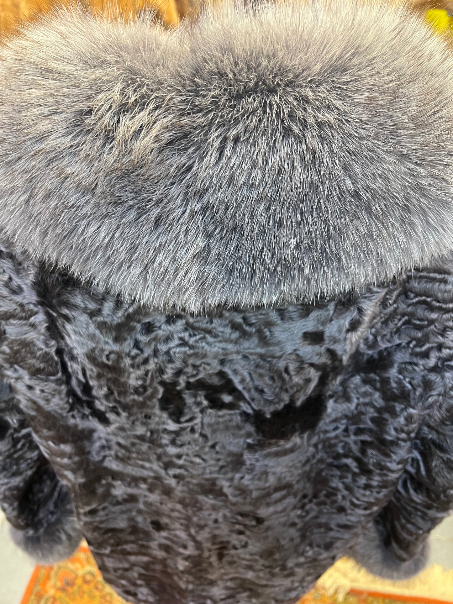 Manteau astrakan col et poignée en renard