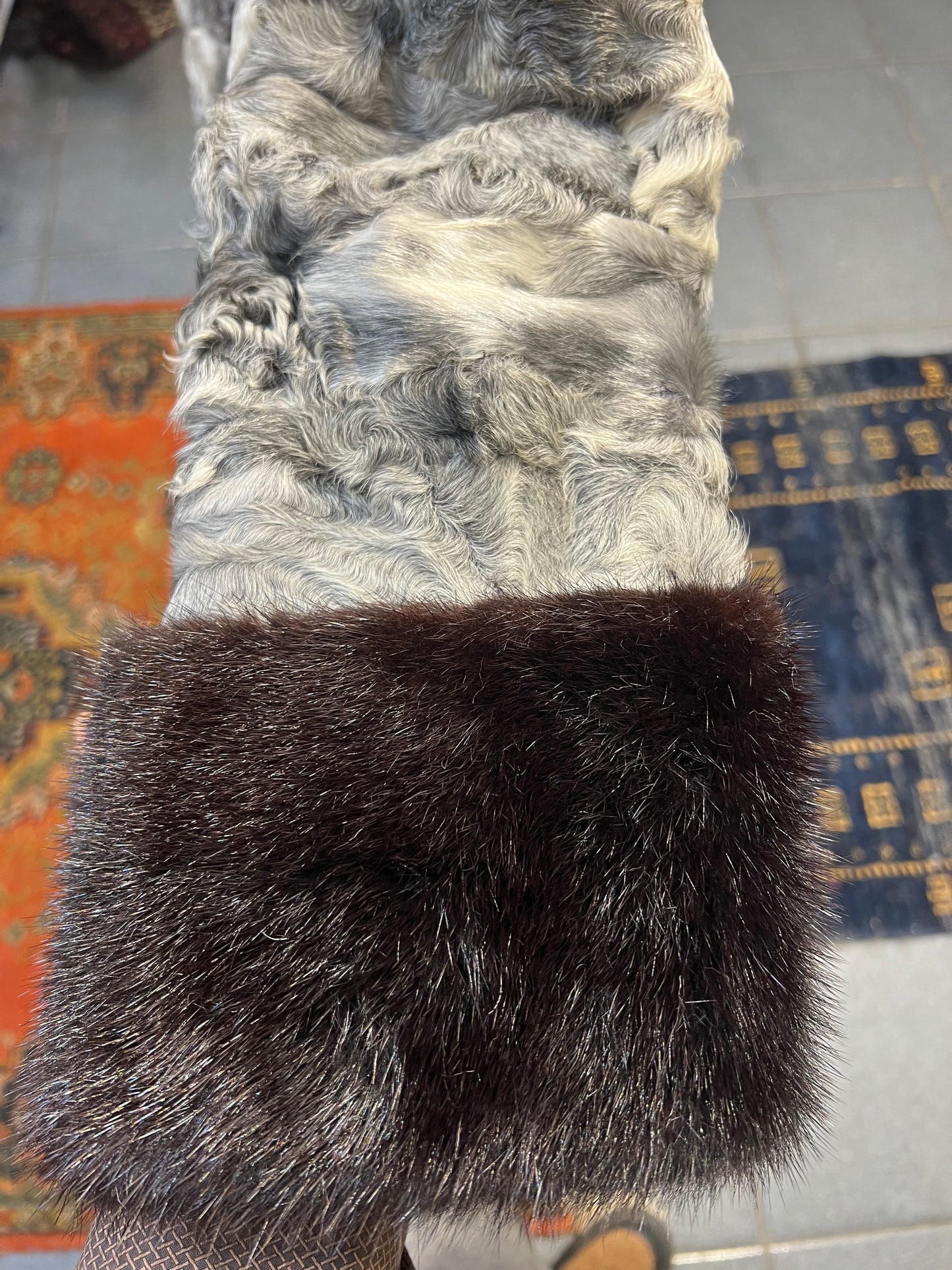 Cape astrakan col et poignée en vison