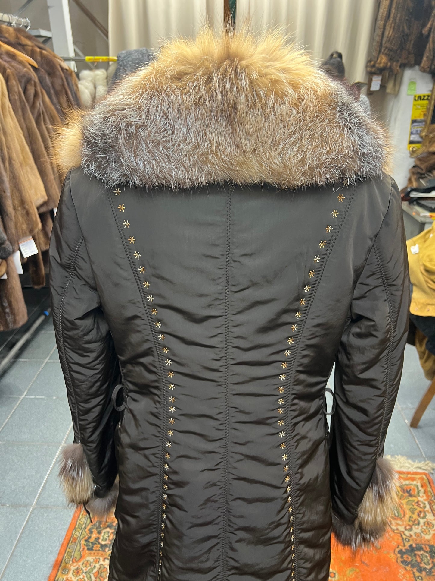 Manteau en fourrure sur le bordure et le poignet