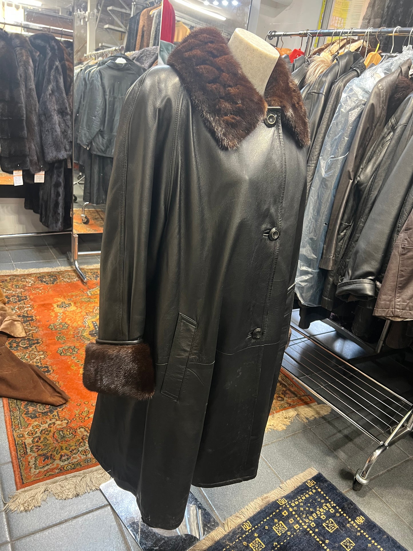 Manteau en cuir et fourrure de vison au col et poignée