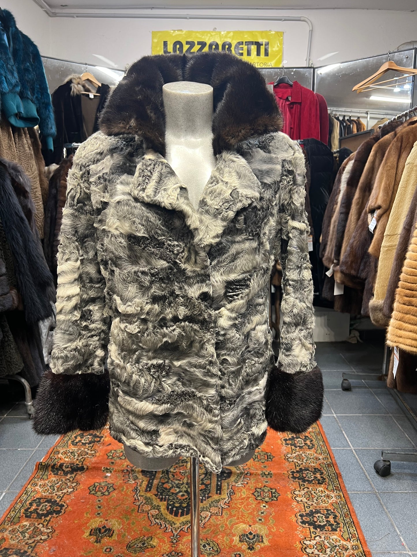 Cape astrakan col et poignée en vison