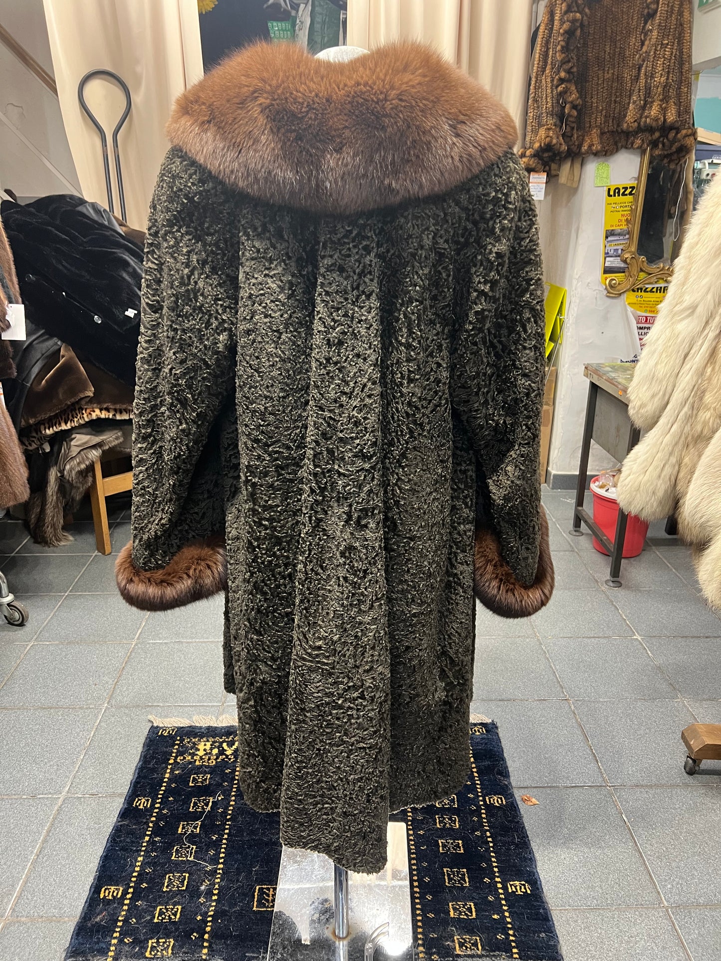 Manteau astrakan col et poignée en fourrure zibeline