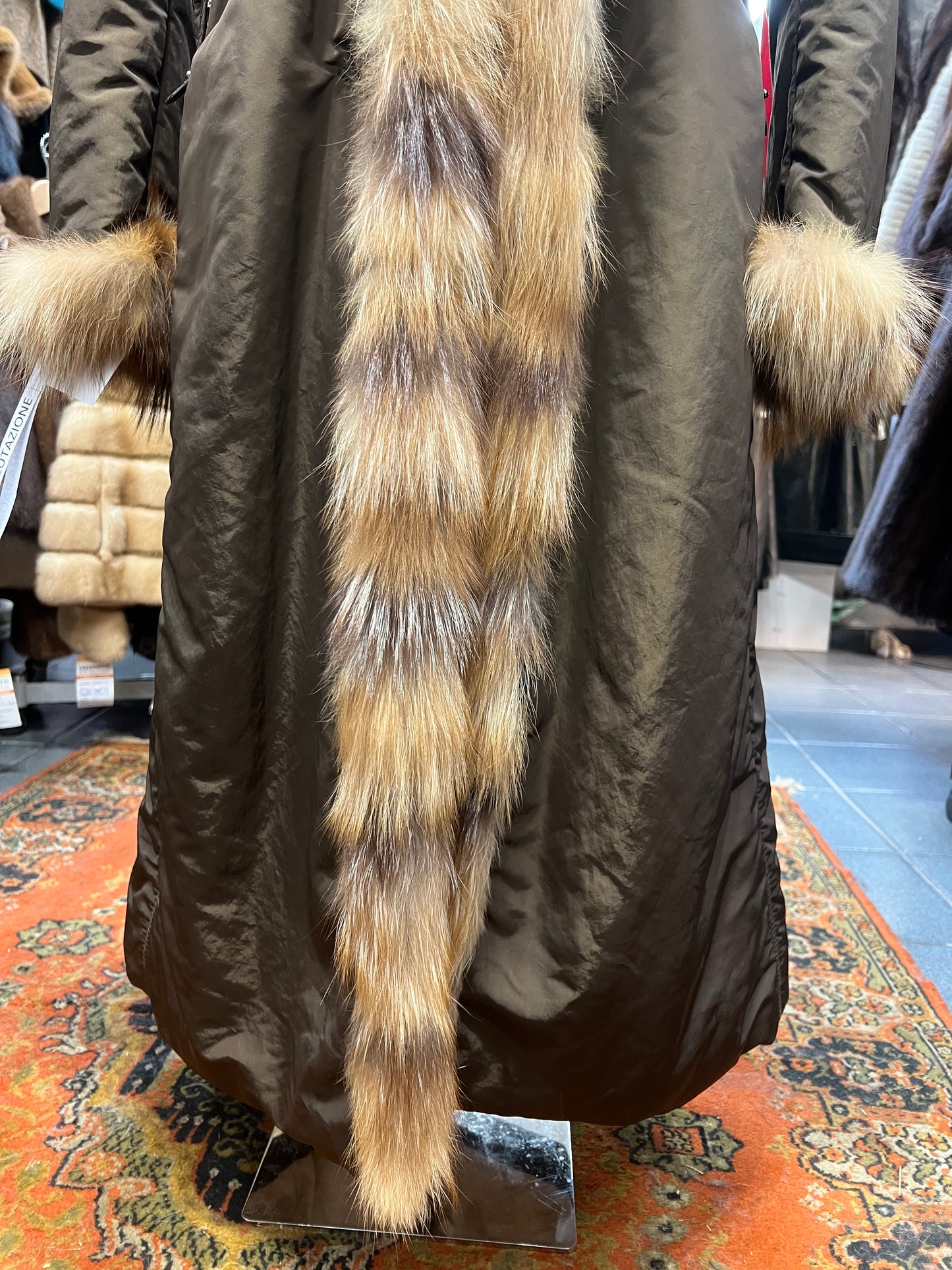 Manteau en fourrure sur le bordure et le poignet