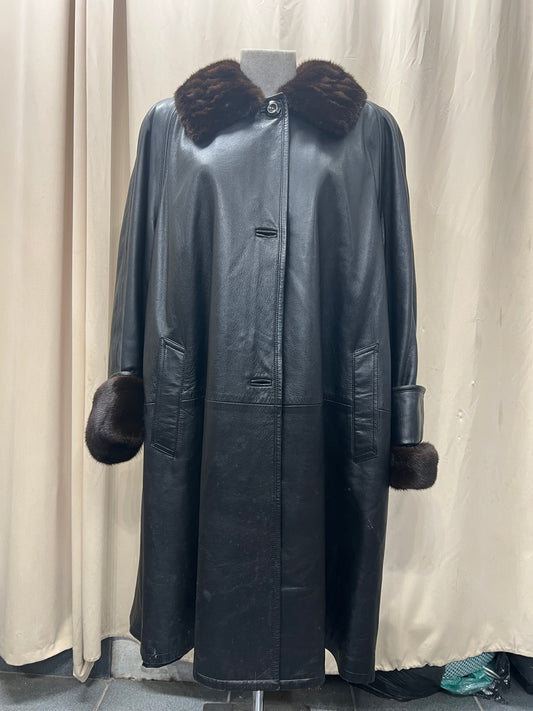 Manteau en cuir et fur sur le col et poignée