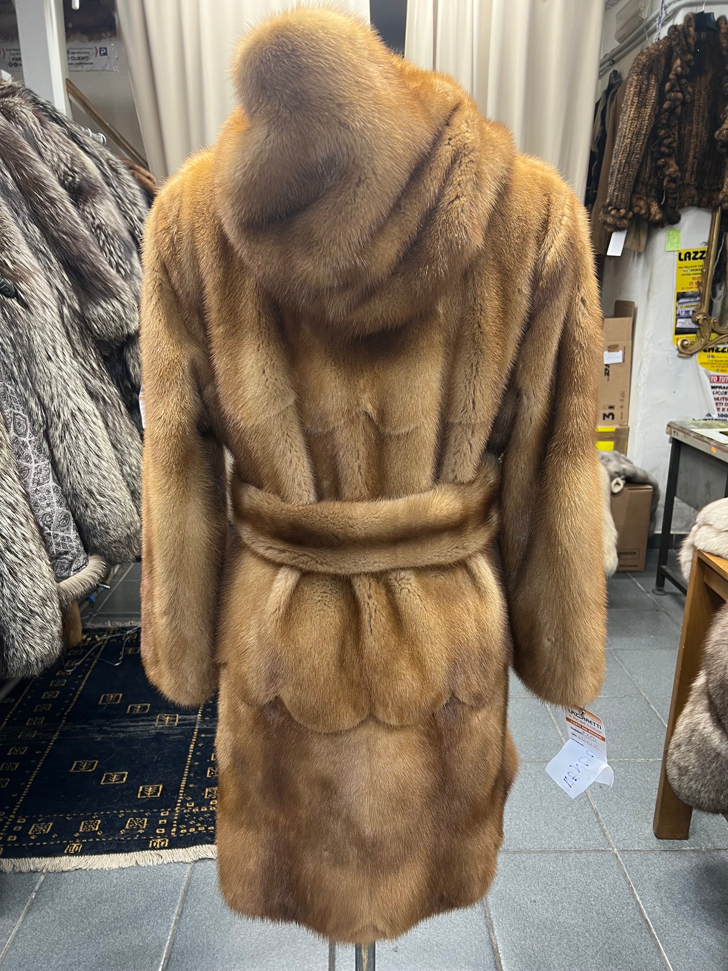 Vison avec capuche et ceinture