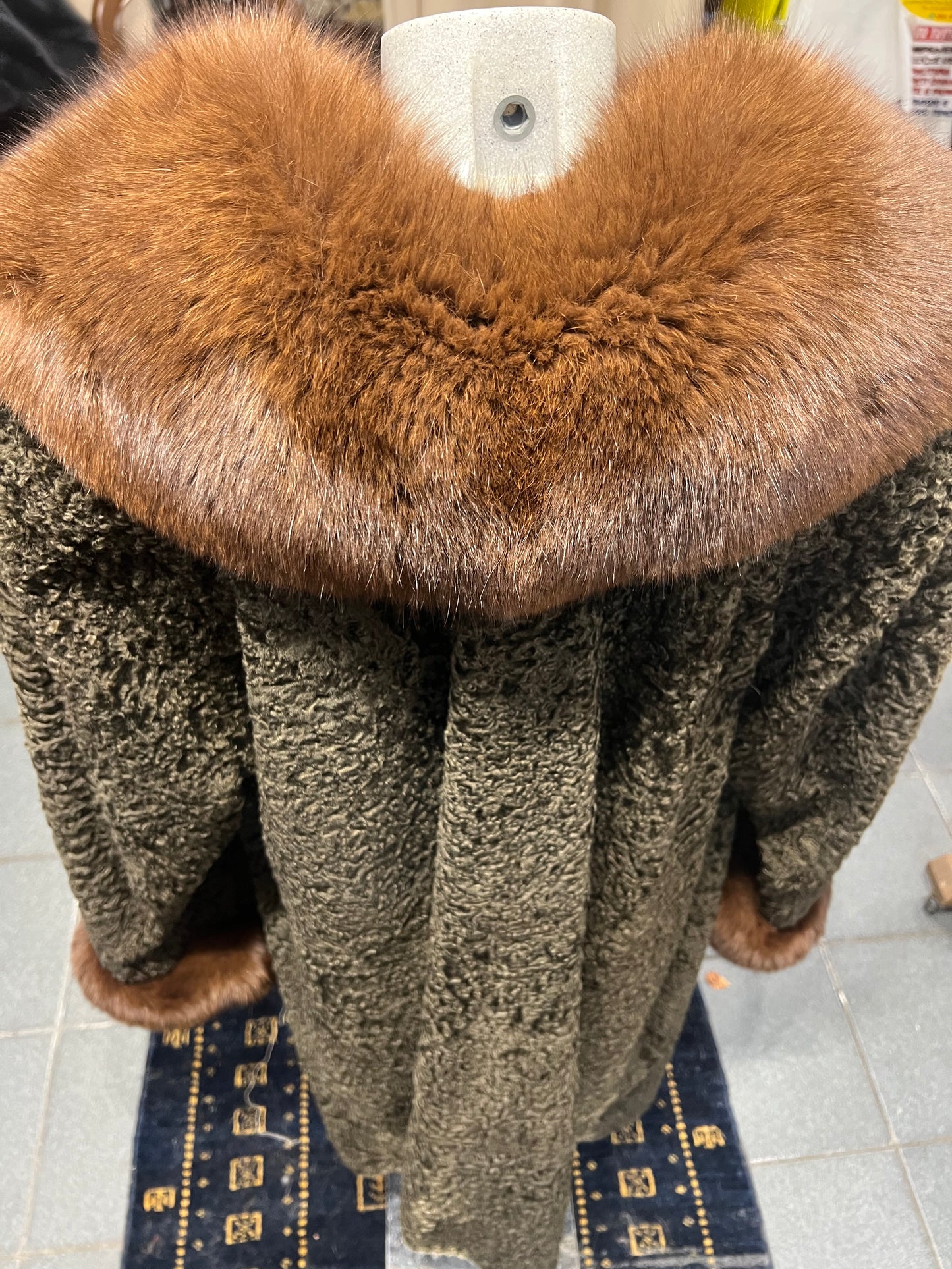 Manteau astrakan col et poignée en fourrure zibeline