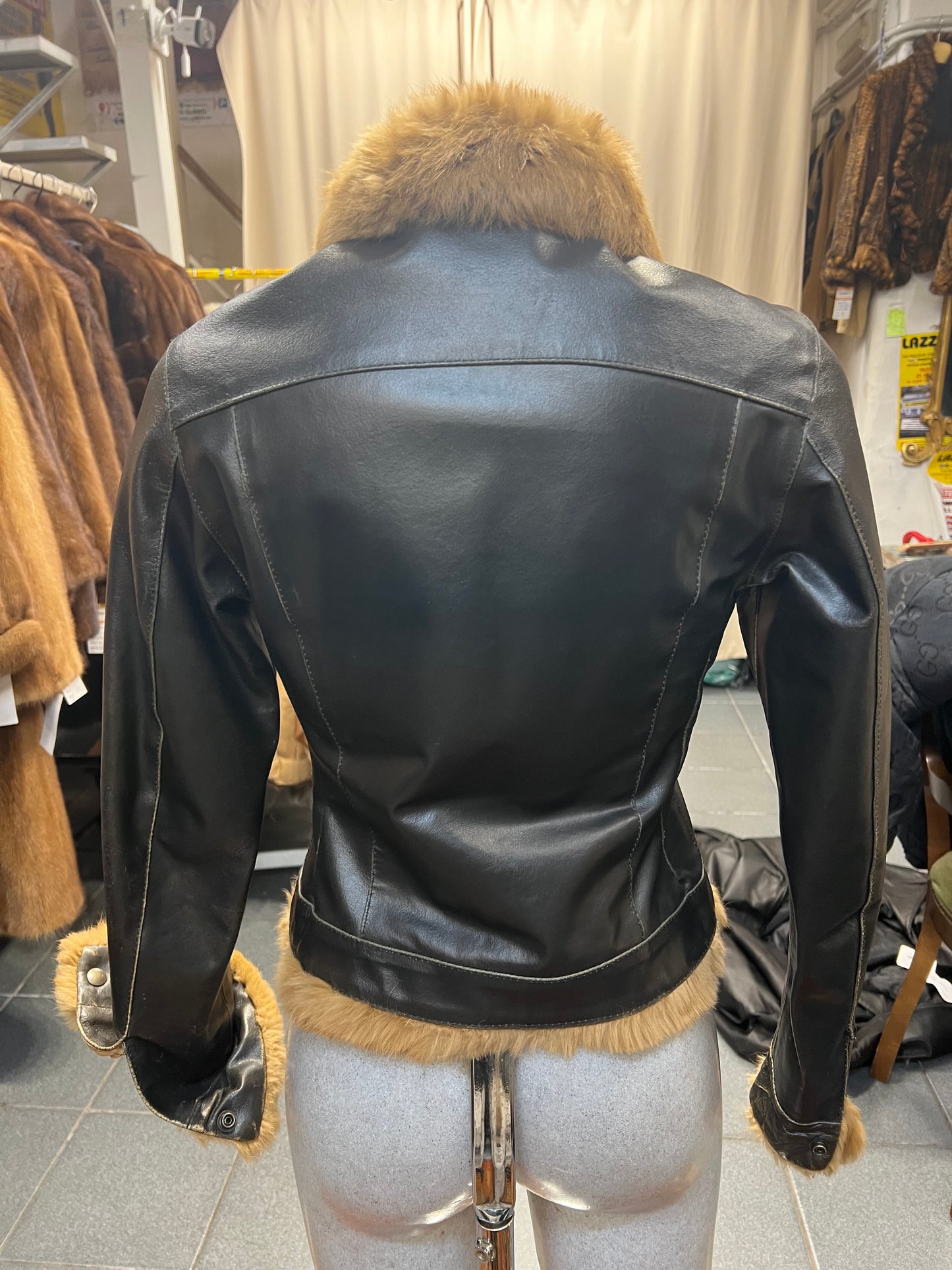 Veste Conbipel en cuir et fourrure sur le bordure