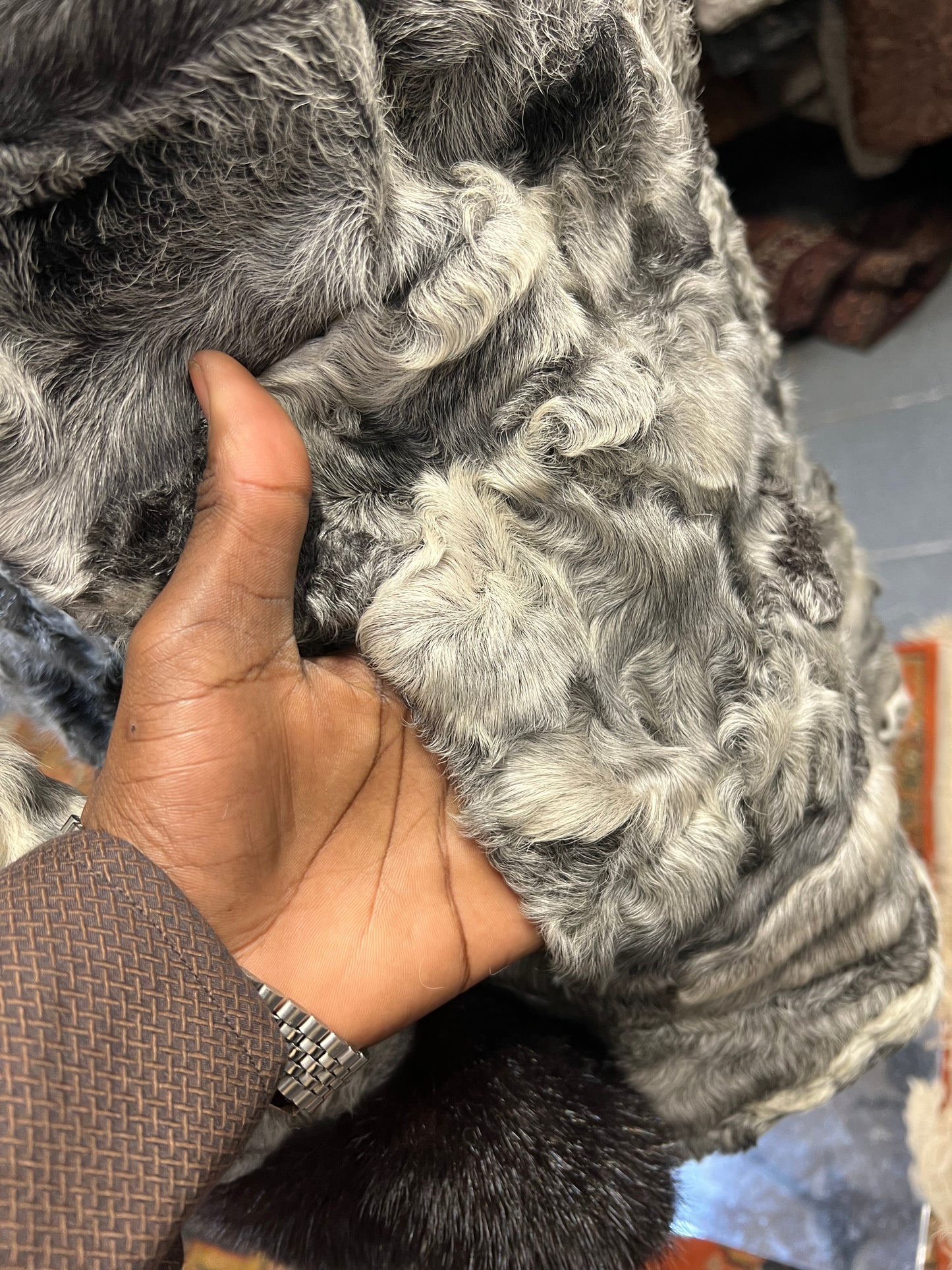 Cape astrakan col et poignée en vison