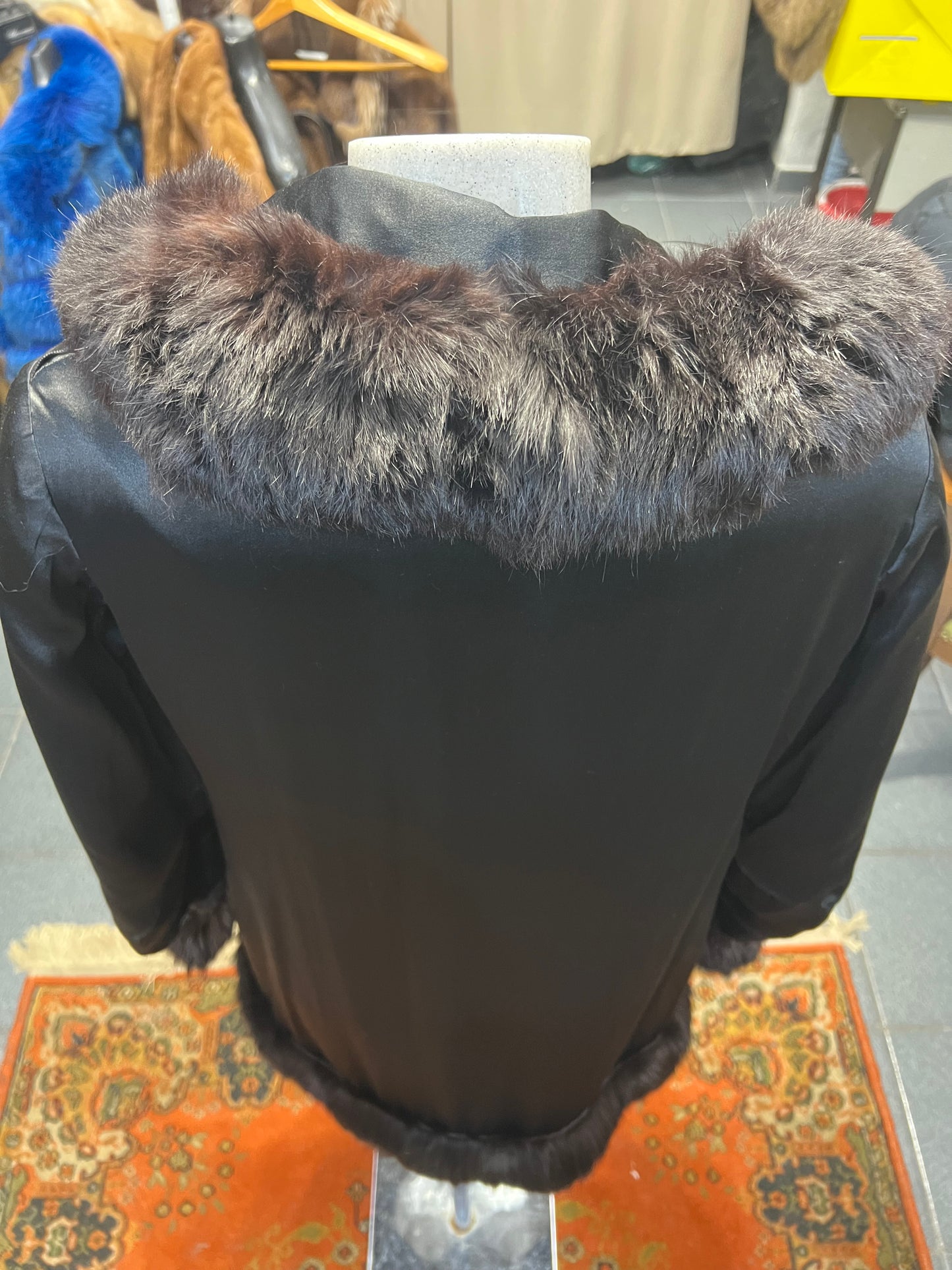 Veste en fourrure de renard sur le col, poignée et la taille