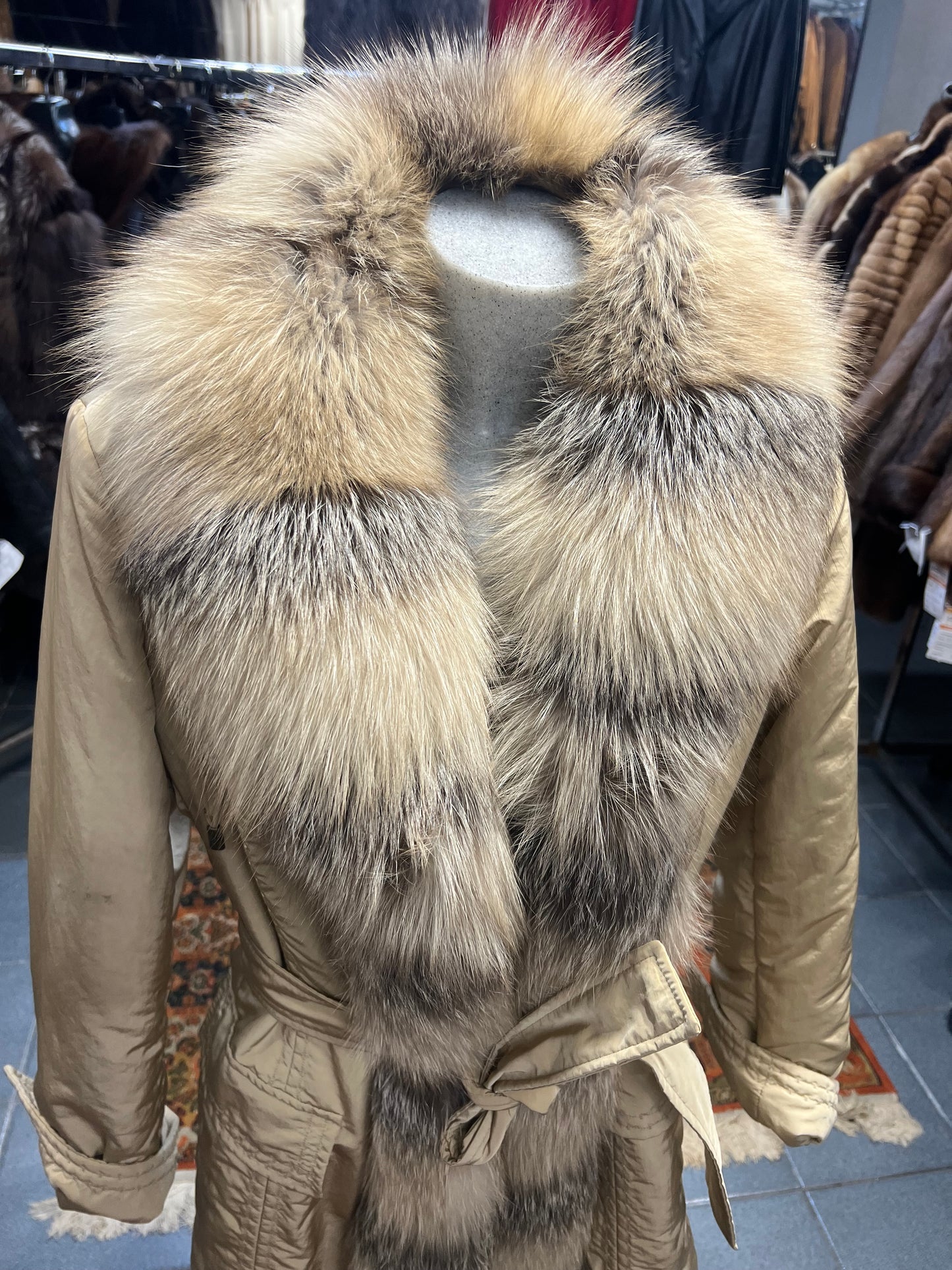 Manteau en bordure de fourrure renard