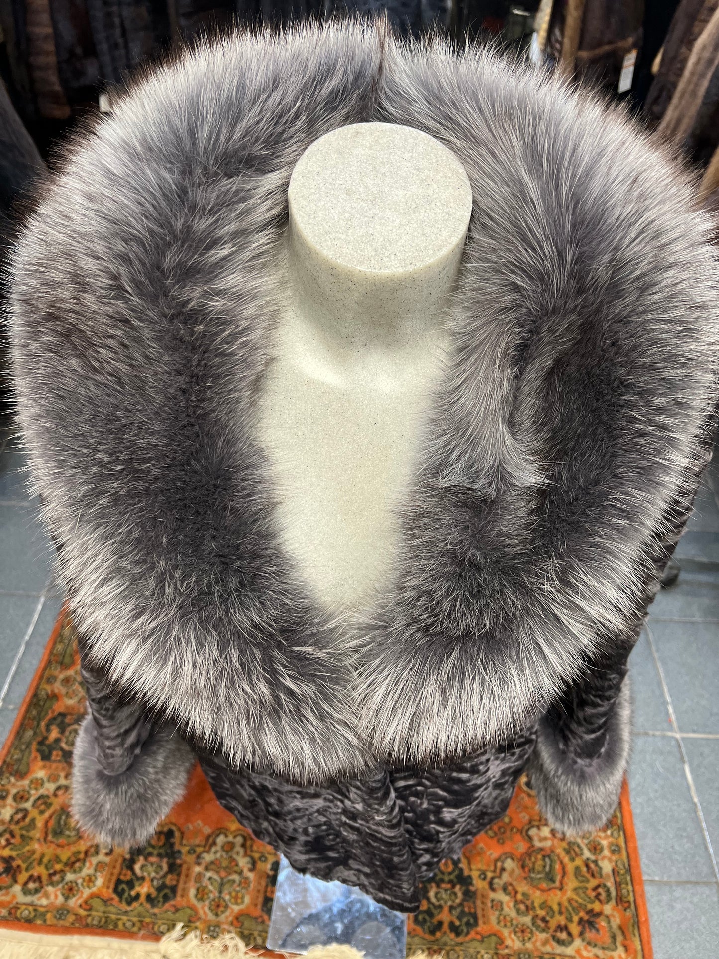 Manteau astrakan col et poignée en renard