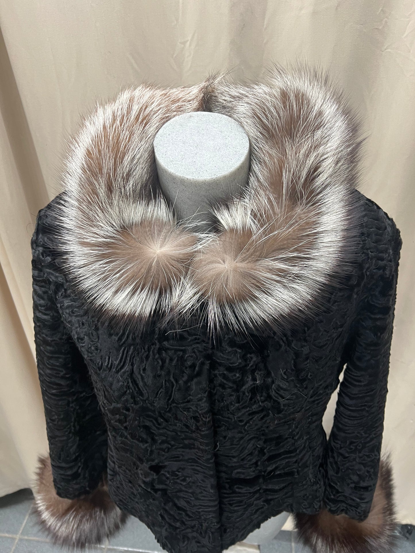 Renard sur le col et le poignet fourrure en persan