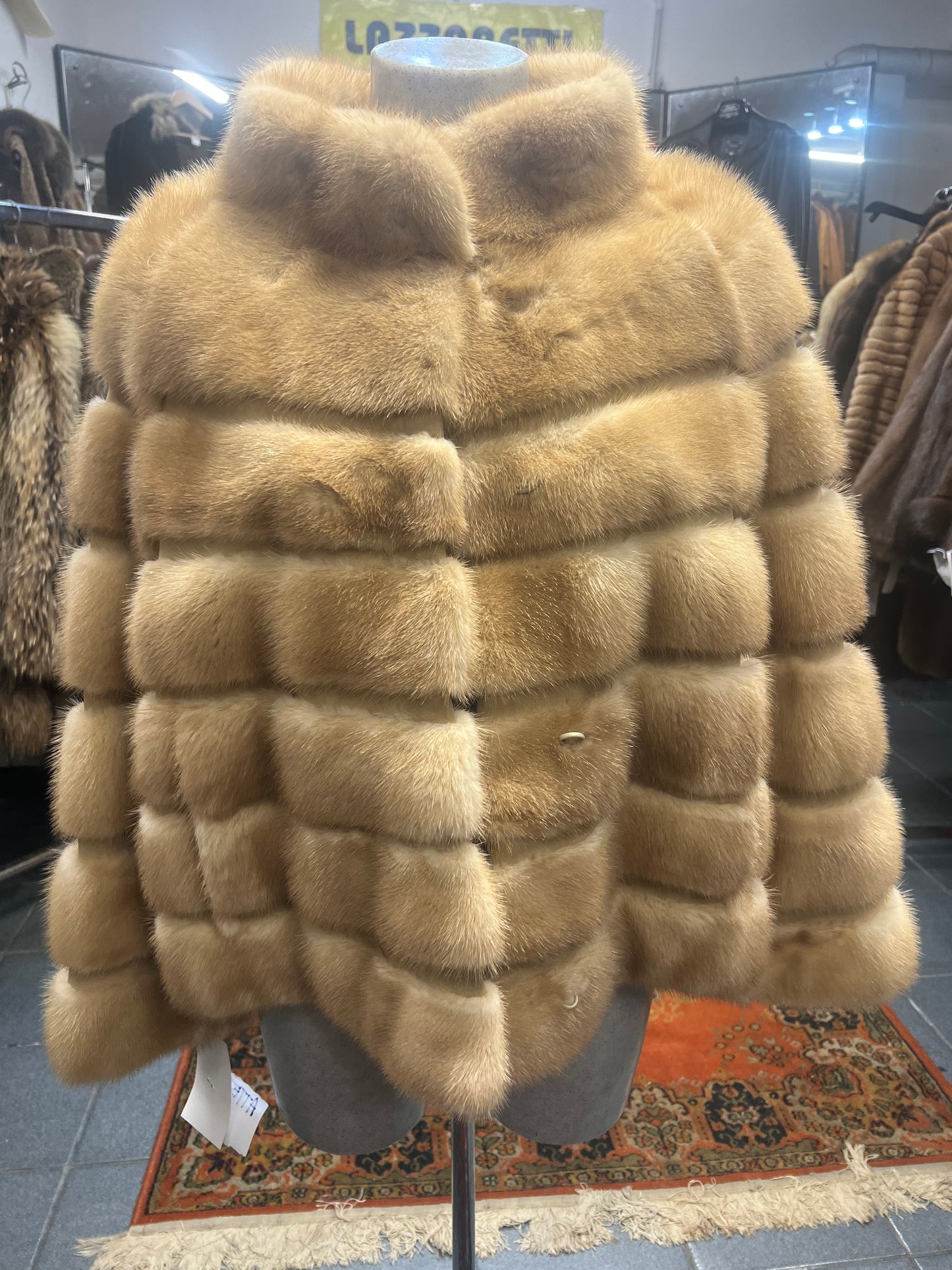 Cape en fourrure de vison beige 2380