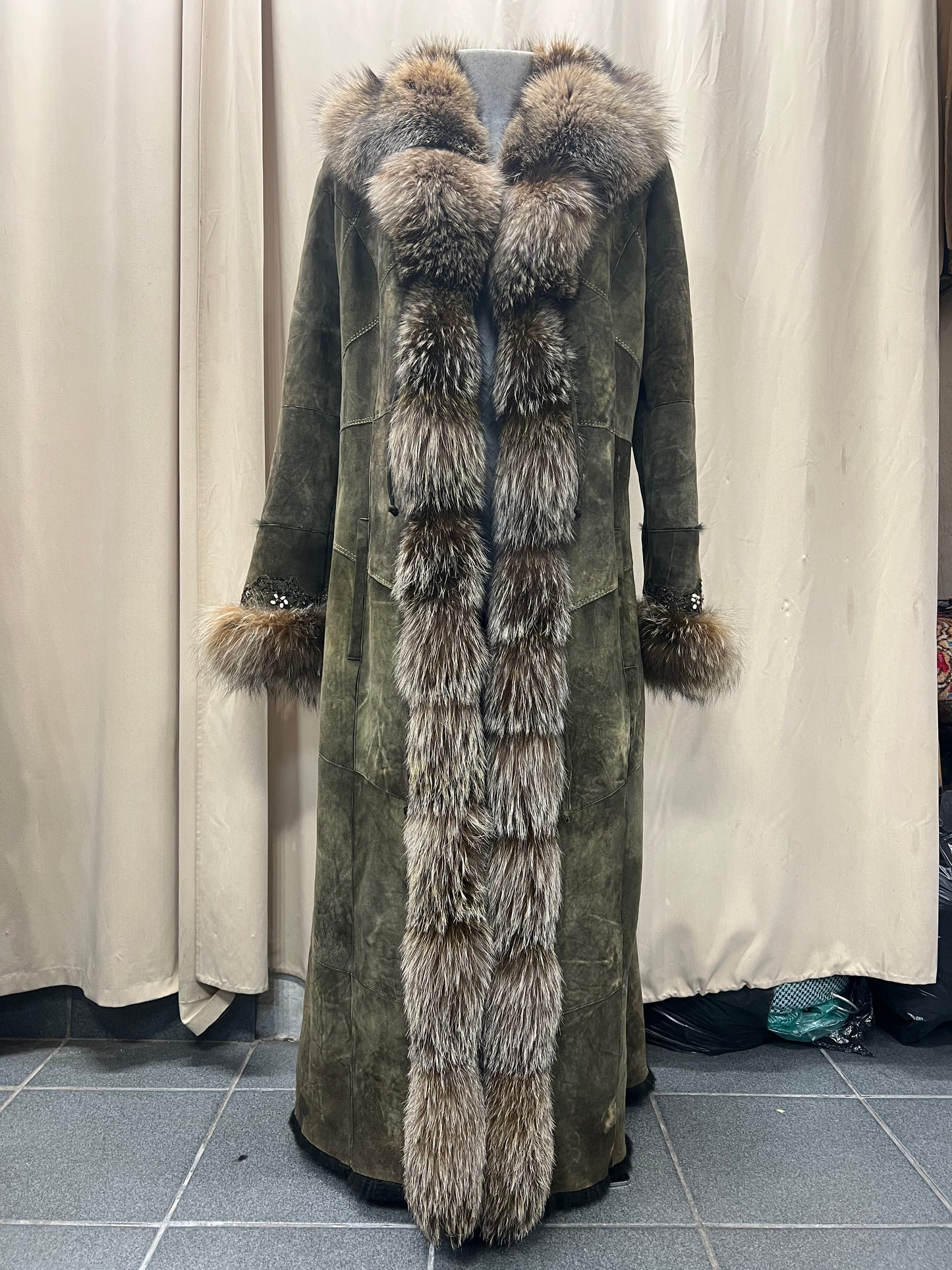 Manteau du bordure en fourrure de renard argenté