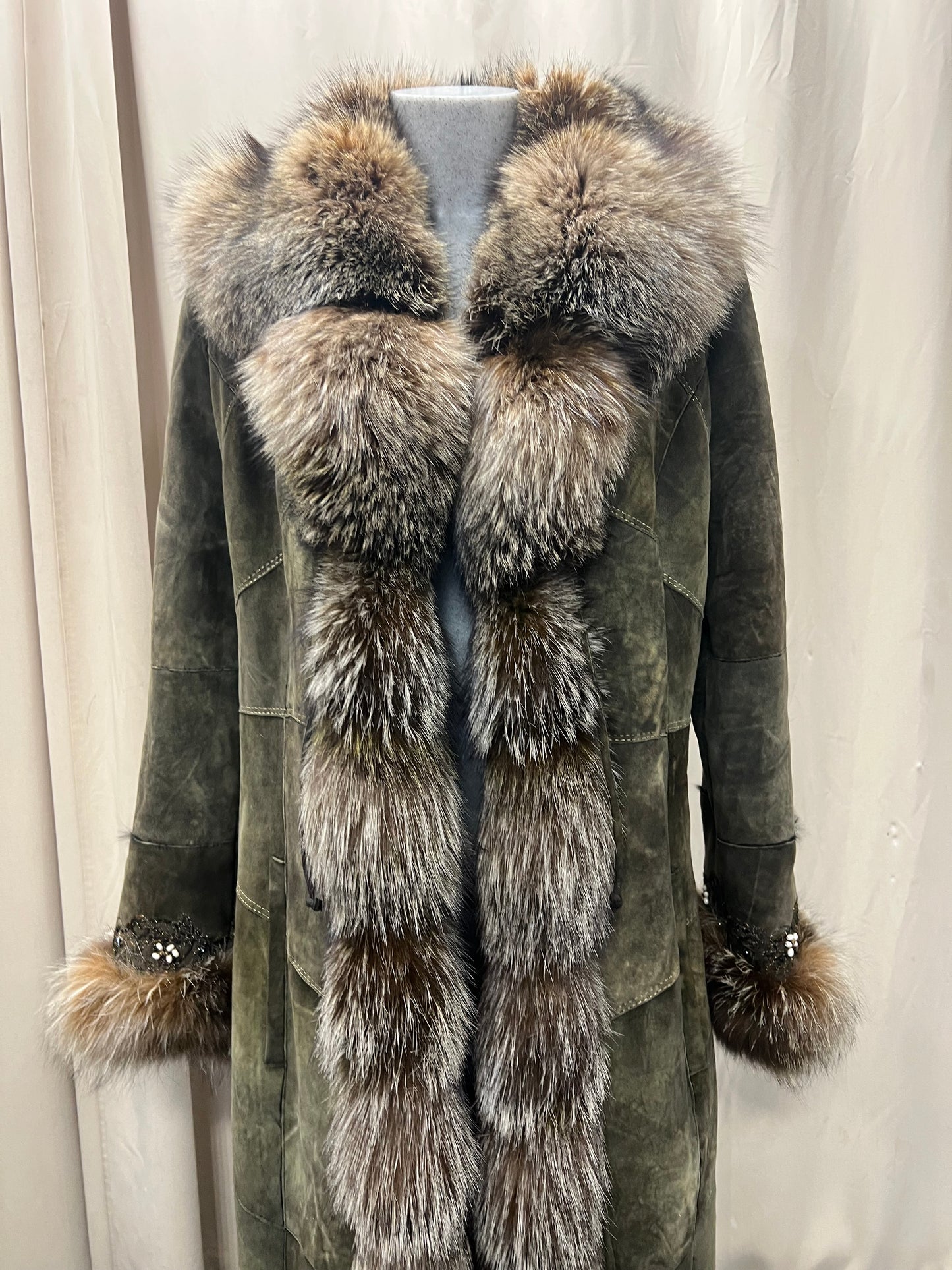 Manteau du bordure en fourrure de renard argenté