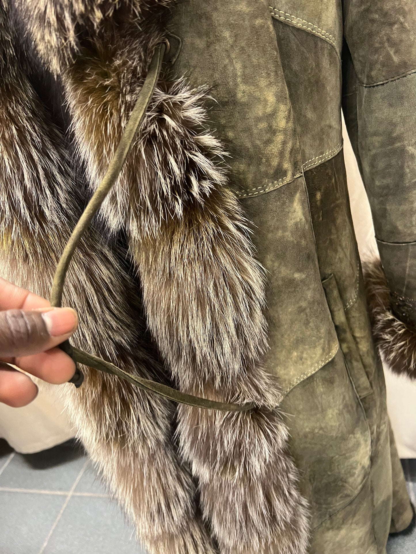 Manteau du bordure en fourrure de renard argenté