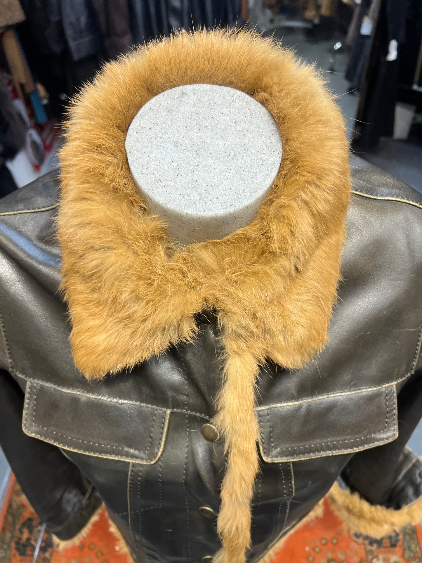 Veste Conbipel en cuir et fourrure sur le bordure