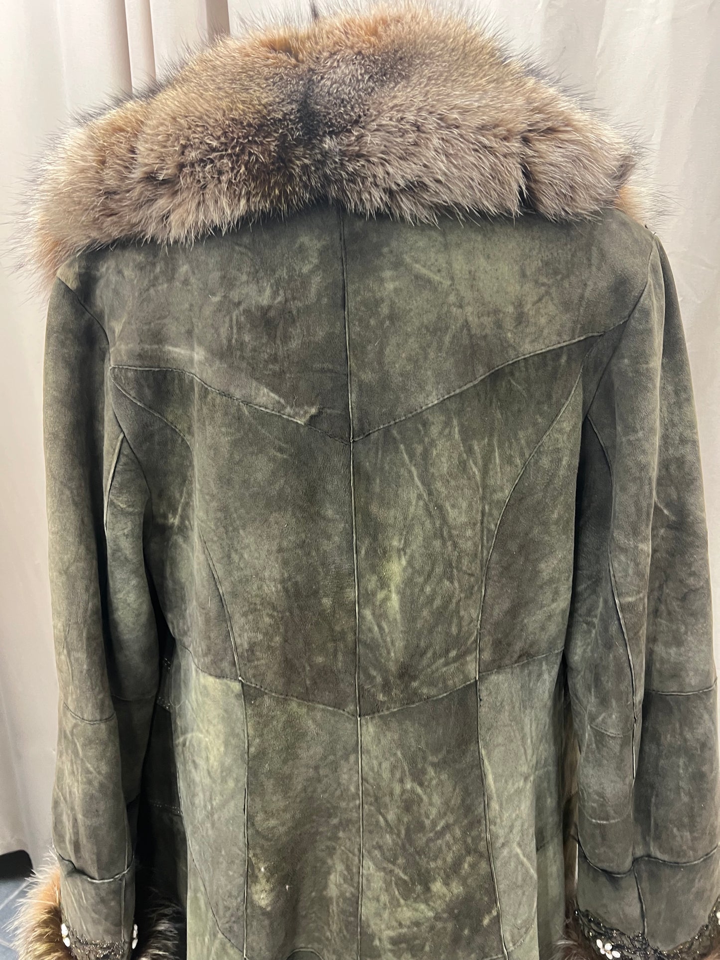 Manteau du bordure en fourrure de renard argenté