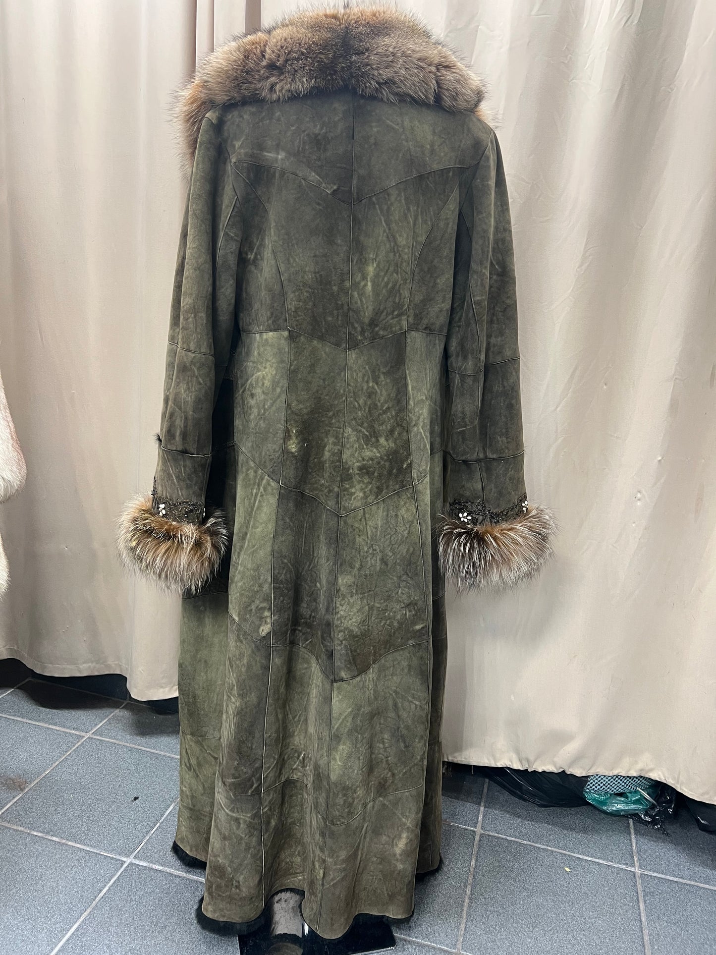 Manteau du bordure en fourrure de renard argenté