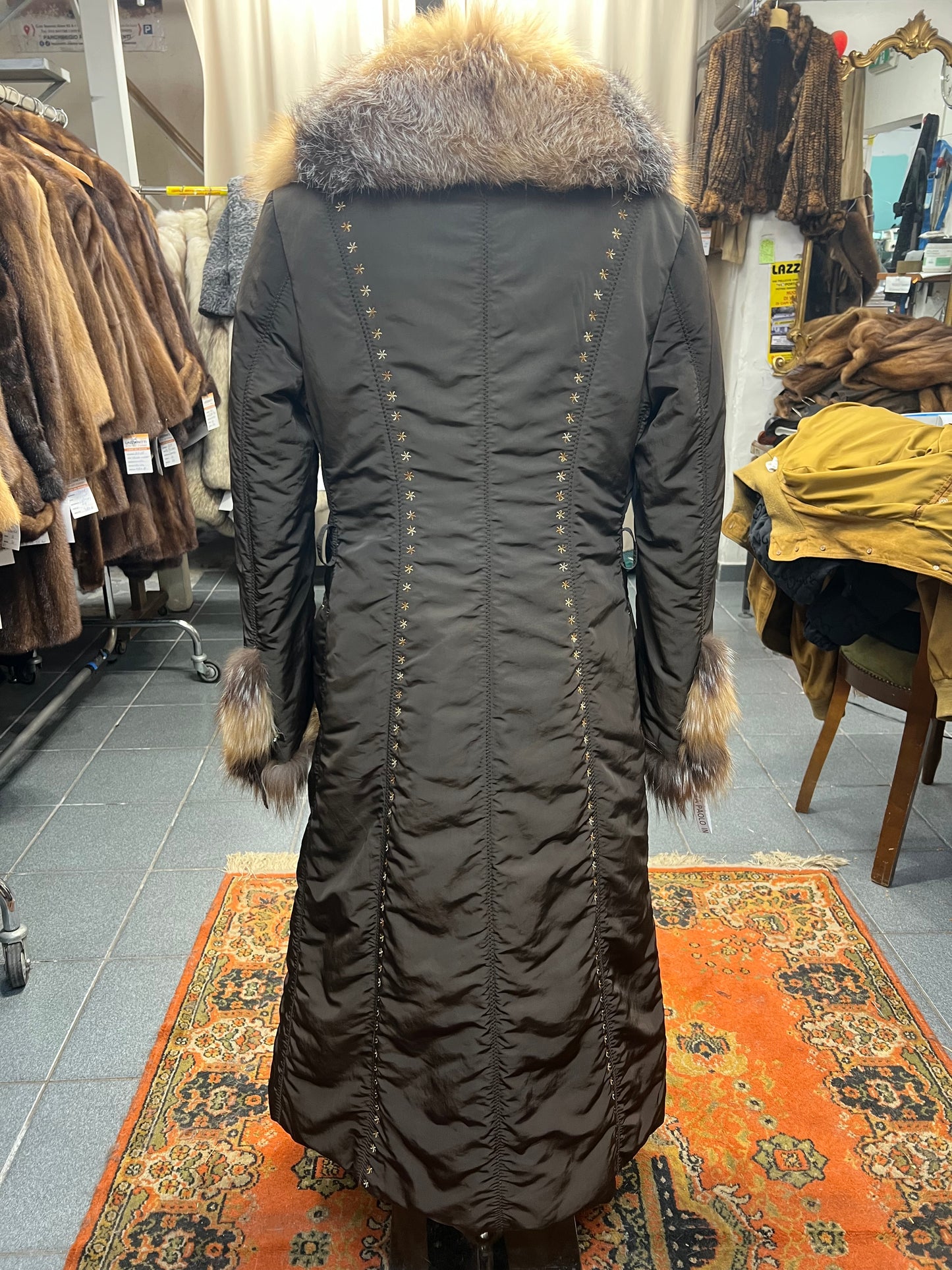 Manteau en fourrure sur le bordure et le poignet