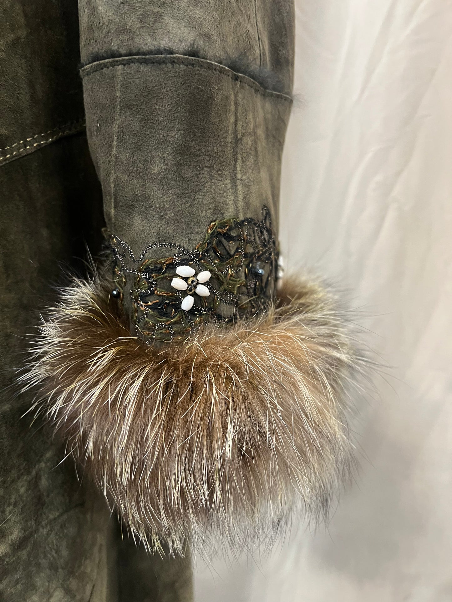 Manteau du bordure en fourrure de renard argenté