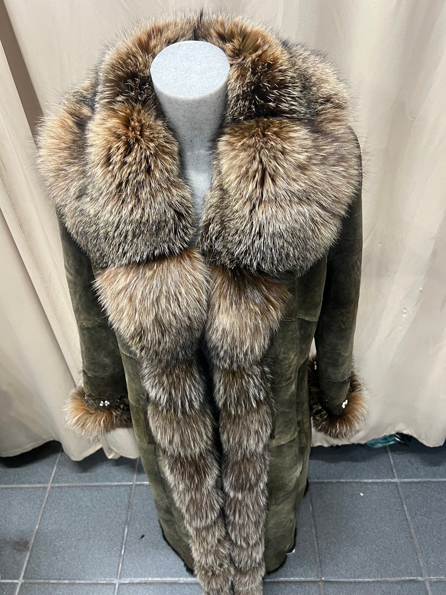 Manteau du bordure en fourrure de renard argenté