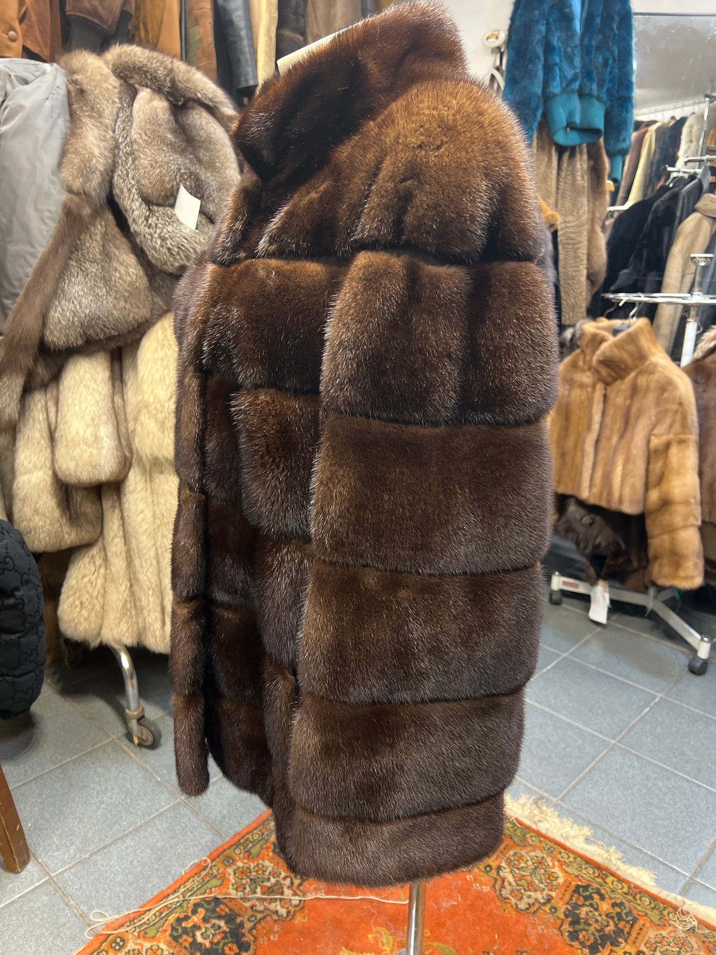 Manteau en fourrure de vison foncée 2636