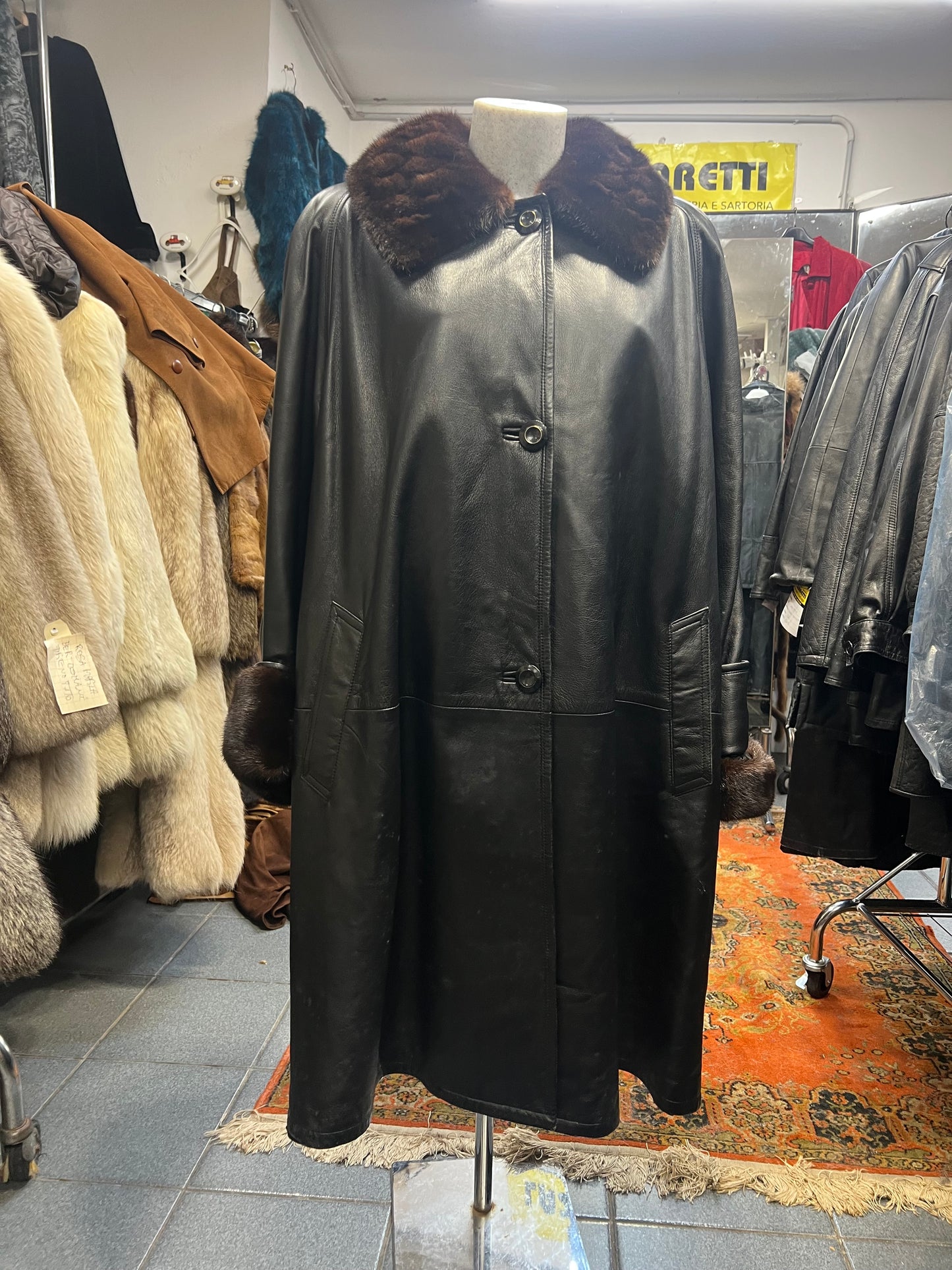 Manteau en cuir et fourrure de vison au col et poignée